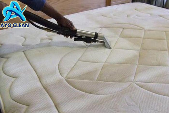 Kasur Kena Ompol Bau Pesingnya Susah Hilang, Bersihkan dengan Cara Ini