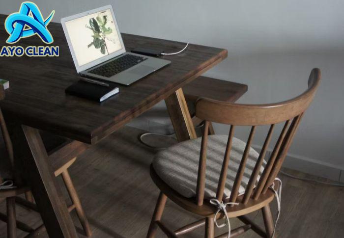 Cara membersihkan kursi kayu