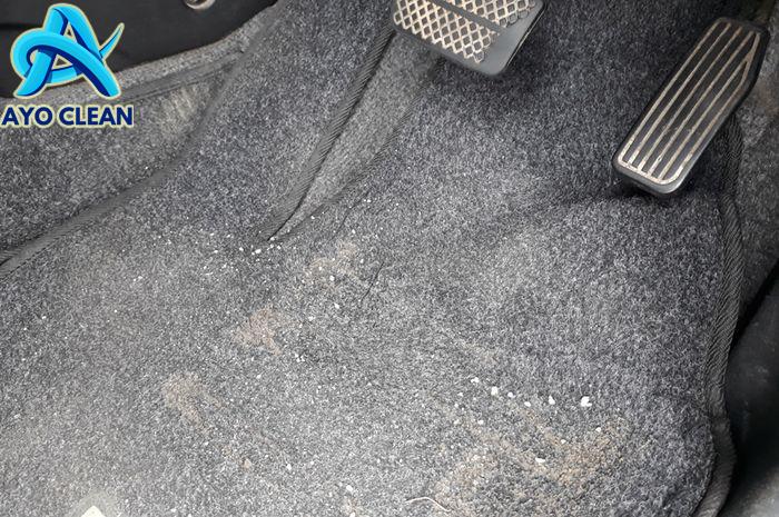 Cara membersihkan karpet bludru mobil