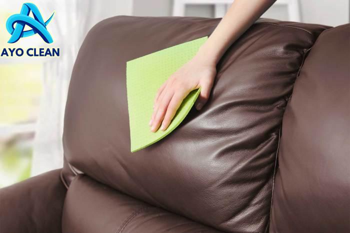Cara membersihkan sofa kulit yang berjamur