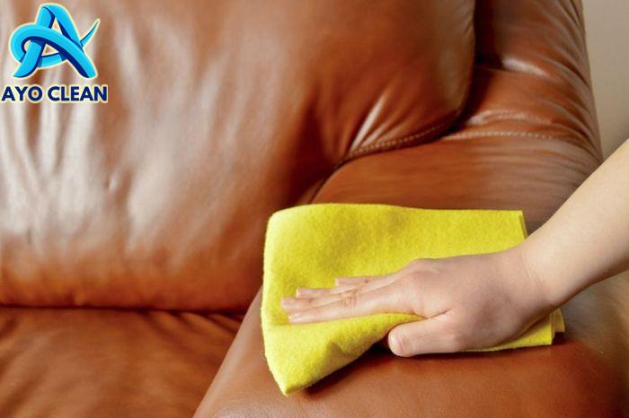 3 Cara Membersihkan Sofa Suede, Efektif Hilangkan Noda