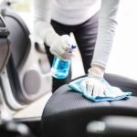 Cara membersihkan sofa mobil