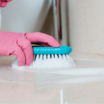 Cara membersihkan lantai kamar mandi yang membandel