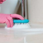 7 Cara Membersihkan Lumut di Lantai Kamar Mandi