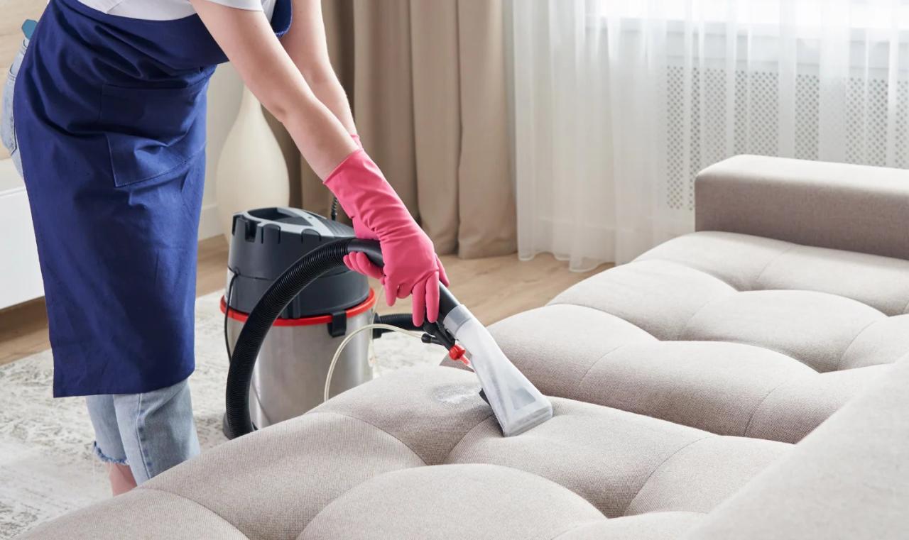 Cara membersihkan sofa bed