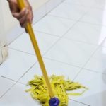 5 Cara Membersihkan Minyak Tumpah di Lantai Dapur - Berkeluarga