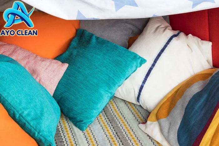 Cara membersihkan kursi mobil kain