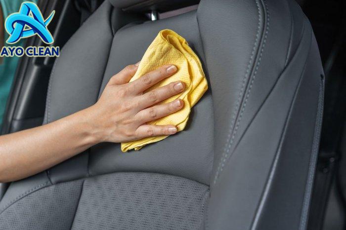Cara membersihkan sofa mobil