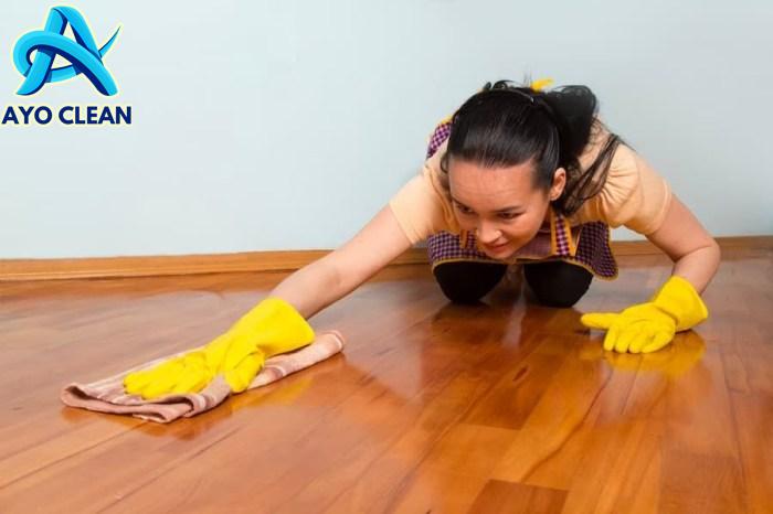 7 Cara Membersihkan Lantai Kamar Mandi yang Kotor