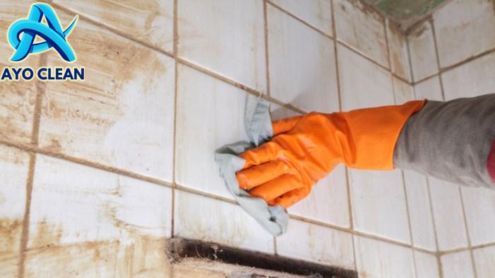 6 Cara Membersihkan Lantai Kamar Mandi biar Kinclong dan Nggak Licin