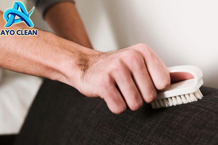 Cara membersihkan kursi sofa yang kotor