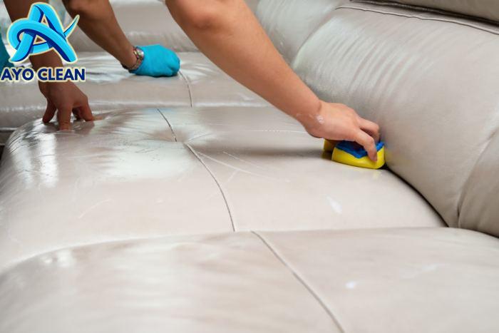 Cara membersihkan sofa bahan kalep