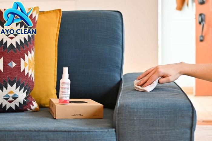 Cara membersihkan sofa kain yang bau