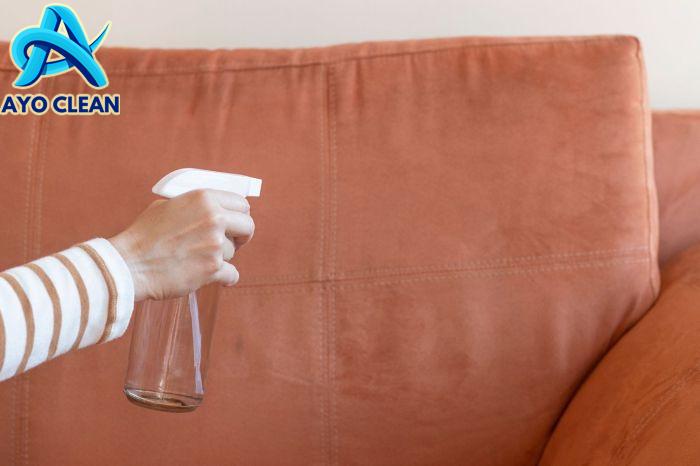 Cara membersihkan bekas minuman keras di sofa