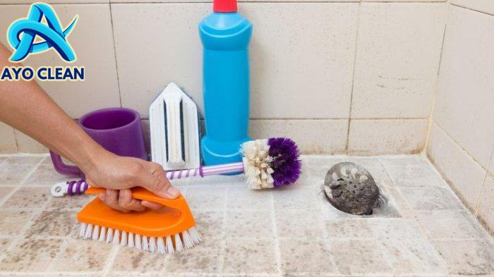 Cara Membersihkan Noda Kuning di Lantai Kamar Mandi Pakai Garam dan ...
