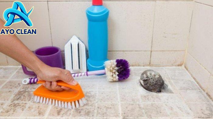 Cara membersihkan lantai kamar mandi yang licin