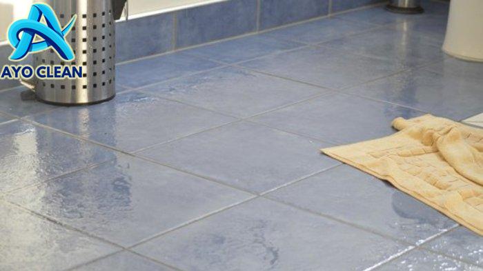 7 Cara Mengatasi Lantai Kamar Mandi Licin, Manfaatkan Larutan Garam ...