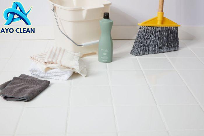 Berisiko Terpeleset, Atasi Lantai Kamar Mandi Licin dengan 3 Cara Ini ...